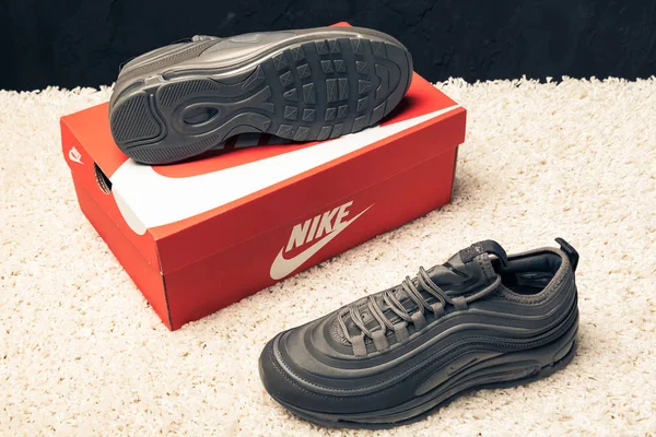 Yeni Güzel Renkli Güzel Nike Air Max Koşu Ayakkabıları Spor — Stok fotoğraf