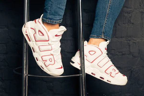 Nieuwe Mooie Kleurrijke Leuke Hardloopschoenen Sneakers Trainers Toont Het Logo — Stockfoto