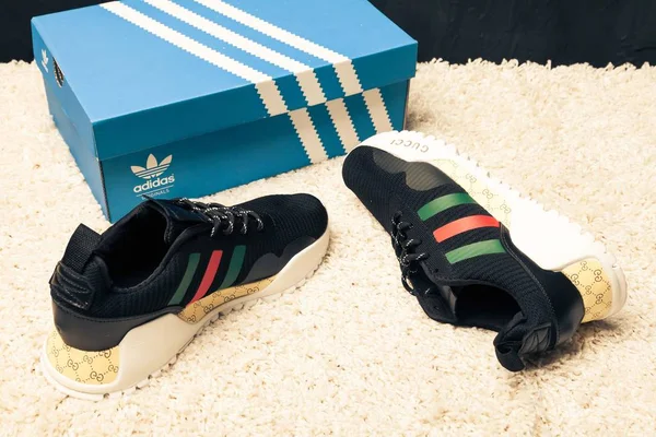 Nya Vackra Färgglada Och Trevliga Adidas Gucci Löparskor Sneakers Tränare — Stockfoto