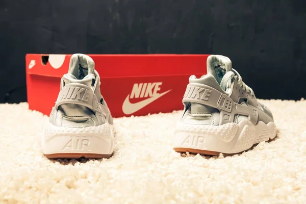 새롭고 다채롭고 나이키 와라슈 Nike Air Huarache 추상적 배경에 로고가 — 스톡 사진