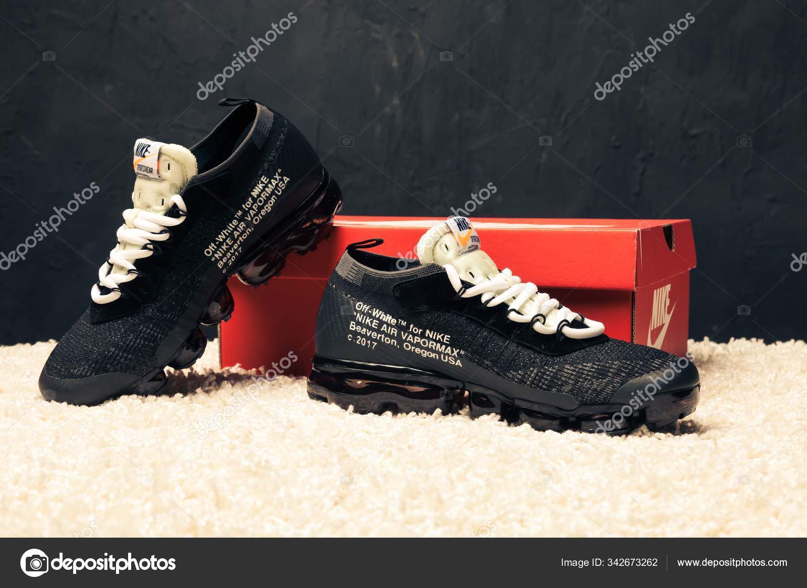 新的美丽的彩色和漂亮的耐克vapor Max跑鞋运动鞋教练展示标志与品牌的抽象背景运动和休闲鞋概念乌克兰基辅18年5月14日 图库社论照片 C