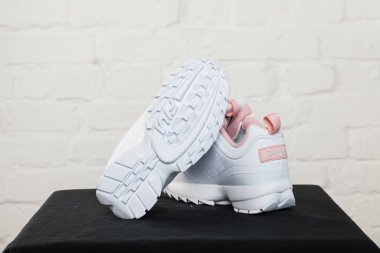 Yeni renkli ve güzel Fila Disruptor koşu ayakkabıları, spor ayakkabıları, spor ayakkabıları, spor ayakkabıları soyut arka planda bir marka kutusu olan logoyu gösteriyor. Spor ve günlük ayakkabı konsepti. Kyiv, Ukrayna - 28 Ocak 2018