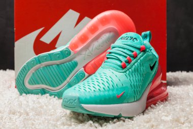 Yeni güzel renkli ve güzel Nike Air Max koşu ayakkabıları, spor ayakkabıları, spor ayakkabıları soyut arka planda bir marka kutusu olan logolar gösteriyor. Spor ve günlük ayakkabı konsepti. Kyiv, Ukrayna-Eylül 09, 2018