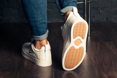 Yeni güzel renkli ve güzel Nike Air Max koşu ayakkabıları, spor ayakkabıları, spor ayakkabıları soyut arka planda bir marka kutusu olan logoyu gösteriyor. Spor ve günlük ayakkabı konsepti. Kyiv, Ukrayna-23 Ağustos 2018