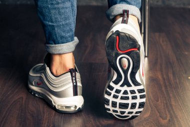 Yeni renkli ve güzel Nike Air Max koşu ayakkabıları, spor ayakkabıları, spor ayakkabıları soyut arka planda bir marka kutusu olan logoyu gösteren ayakkabılar. Spor ve günlük ayakkabı konsepti. Kyiv, Ukrayna-4 Ağustos 2018