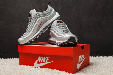 Yeni renkli ve güzel Nike Air Max koşu ayakkabıları, spor ayakkabıları, spor ayakkabıları soyut arka planda bir marka kutusu olan logoyu gösteren ayakkabılar. Spor ve günlük ayakkabı konsepti. Kyiv, Ukrayna-4 Ağustos 2018