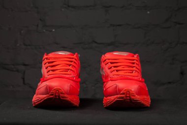 Yeni renkli ve güzel Adidas Iniki koşu ayakkabıları, spor ayakkabıları, spor ayakkabıları, spor ayakkabıları soyut arka planda bir marka kutusu olan logoyu gösteriyor. Spor ve günlük ayakkabı konsepti. Kyiv, Ukrayna-8 Şubat 2018