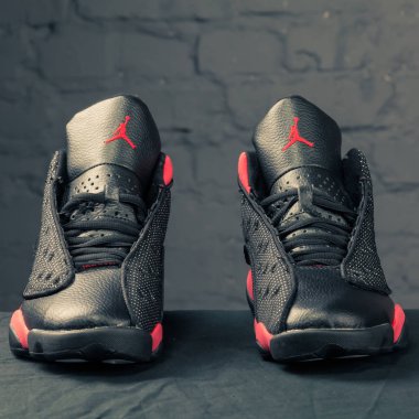 Yeni güzel renkli ve güzel Nike Air Max koşu ayakkabıları, spor ayakkabıları, spor ayakkabıları soyut arka planda bir marka kutusu olan logolar gösteriyor. Spor ve günlük ayakkabı konsepti. Kyiv, Ukrayna - 23 Ekim 2017
