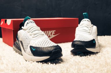 Yeni renkli ve güzel Nike Air Max koşu ayakkabıları, spor ayakkabıları, spor ayakkabıları soyut arka planda bir marka kutusu olan logoyu gösteren ayakkabılar. Spor ve günlük ayakkabı konsepti. Kyiv, Ukrayna-23 Mart 2018