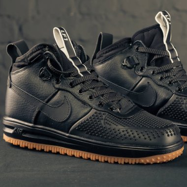 Yeni güzel renkli ve güzel Nike Air Max koşu ayakkabıları, spor ayakkabıları, spor ayakkabıları soyut arka planda bir marka kutusu olan logolar gösteriyor. Spor ve günlük ayakkabı konsepti. Kyiv, Ukrayna-8 Kasım 2017