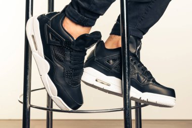 Renkli ve güzel Jordan Air Max koşu ayakkabıları, spor ayakkabıları, spor ayakkabıları, spor ayakkabıları soyut arka planda bir marka kutusu olan logo gösteriyor. Spor ve günlük ayakkabı konsepti. Kyiv, Ukrayna - 13 Eylül 2018