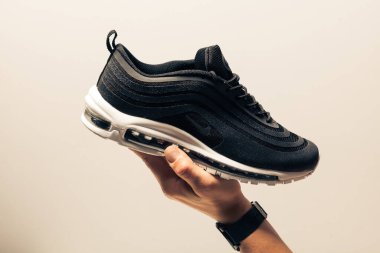 Yeni güzel renkli ve güzel Nike Air Max koşu ayakkabıları, spor ayakkabıları, spor ayakkabıları soyut arka planda bir marka kutusu olan logolar gösteriyor. Spor ve günlük ayakkabı konsepti. Kyiv, Ukrayna-Eylül 06, 2018