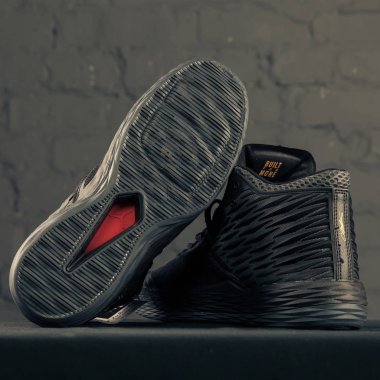 Yeni güzel renkli ve güzel Nike Air Max koşu ayakkabıları, spor ayakkabıları, spor ayakkabıları soyut arka planda bir marka kutusu olan logolar gösteriyor. Spor ve günlük ayakkabı konsepti. Kyiv, Ukrayna-8 Kasım 2017