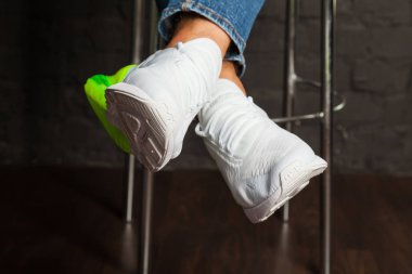 Yeni güzel renkli ve güzel Nike Air Max koşu ayakkabıları, spor ayakkabıları, spor ayakkabıları soyut arka planda bir marka kutusu olan logoyu gösteriyor. Spor ve günlük ayakkabı konsepti. Kyiv, Ukrayna-21 Ağustos 2018