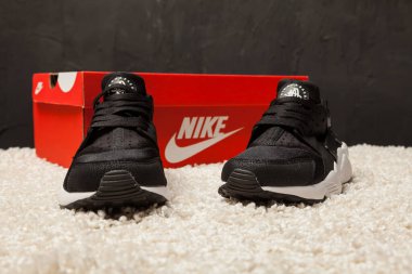 Yeni renkli ve güzel Nike Air Huarache koşu ayakkabıları, spor ayakkabıları, soyut arka planda bir marka kutusu olan logoyu gösteren spor ayakkabıları. Spor ve günlük ayakkabı konsepti. Kyiv, Ukrayna - 15 Mayıs 2018