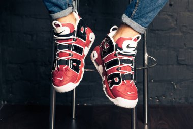 Yeni renkli ve güzel Nike Air Max koşu ayakkabıları, spor ayakkabıları, spor ayakkabıları soyut arka planda bir marka kutusu olan logoyu gösteren ayakkabılar. Spor ve günlük ayakkabı konsepti. Kyiv, Ukrayna-7 Ağustos 2018