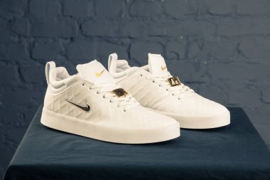 Yeni güzel renkli ve güzel Nike Air Max koşu ayakkabıları, spor ayakkabıları, spor ayakkabıları soyut arka planda bir marka kutusu olan logolar gösteriyor. Spor ve günlük ayakkabı konsepti. Kyiv, Ukrayna-9 Aralık 2017