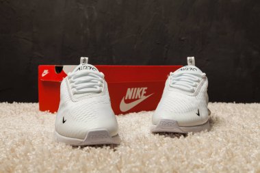 Yeni güzel renkli ve güzel Nike Air Max koşu ayakkabıları, spor ayakkabıları, spor ayakkabıları soyut arka planda bir marka kutusu olan logoyu gösteriyor. Spor ve günlük ayakkabı konsepti. Kyiv, Ukrayna-23 Ağustos 2018