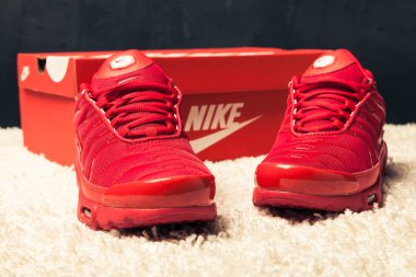 Yeni renkli ve güzel Nike Air Max koşu ayakkabıları, spor ayakkabıları, spor ayakkabıları, spor ayakkabıları soyut arka planda marka kutusu olan logoyu gösteriyor. Spor ve günlük ayakkabı konsepti. Kyiv, Ukrayna - 23 Şubat 2018