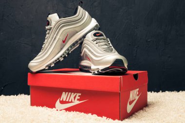 Yeni renkli ve güzel Nike Air Max koşu ayakkabıları, spor ayakkabıları, spor ayakkabıları soyut arka planda bir marka kutusu olan logoyu gösteren ayakkabılar. Spor ve günlük ayakkabı konsepti. Kyiv, Ukrayna-4 Ağustos 2018