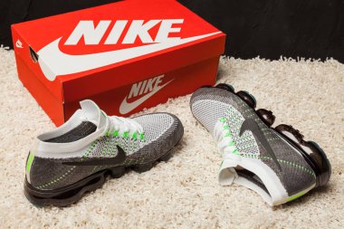 Yeni renkli ve güzel Nike Buhar Max koşu ayakkabıları, spor ayakkabıları, spor ayakkabıları, soyut arka planda bir marka kutusu olan logoyu gösteren ayakkabılar. Spor ve günlük ayakkabı konsepti. Kyiv, Ukrayna - 21 Mayıs 2018