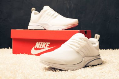 Yeni renkli ve güzel Nike Air Max koşu ayakkabıları, spor ayakkabıları, spor ayakkabıları soyut arka planda bir marka kutusu olan logoyu gösteren ayakkabılar. Spor ve günlük ayakkabı konsepti. Kyiv, Ukrayna - 21 Mayıs 2018
