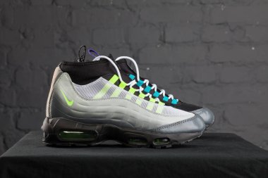 Yeni güzel renkli ve güzel Nike Air Max koşu ayakkabıları, spor ayakkabıları, spor ayakkabıları soyut arka planda bir marka kutusu olan logolar gösteriyor. Spor ve günlük ayakkabı konsepti. Kyiv, Ukrayna-9 Aralık 2017