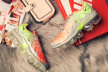 Yeni güzel renkli ve güzel Nike Air Max koşu ayakkabıları, spor ayakkabıları, spor ayakkabıları soyut arka planda bir marka kutusu olan logolar gösteriyor. Spor ve günlük ayakkabı konsepti. Kyiv, Ukrayna - 16 Eylül 2018