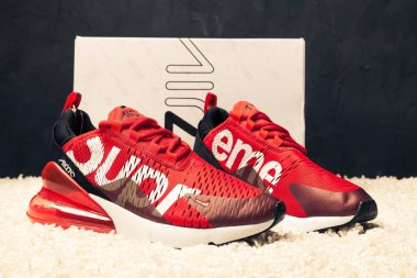 Yeni renkli ve güzel Nike Air Max koşu ayakkabıları, spor ayakkabıları, spor ayakkabıları soyut arka planda bir marka kutusu olan logoyu gösteren ayakkabılar. Spor ve günlük ayakkabı konsepti. Kyiv, Ukrayna - 14 Mayıs 2018