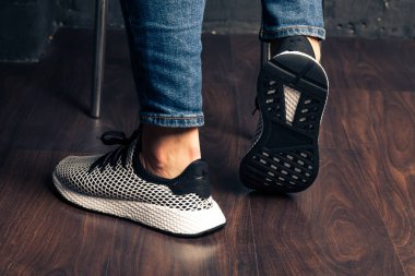 Yeni renkli ve güzel Adidas Iniki koşu ayakkabıları, spor ayakkabıları, spor ayakkabıları, soyut arka planda bir marka kutusu olan logoyu gösteren spor ayakkabıları. Spor ve günlük ayakkabı konsepti. Kyiv, Ukrayna - 26 Temmuz 2018