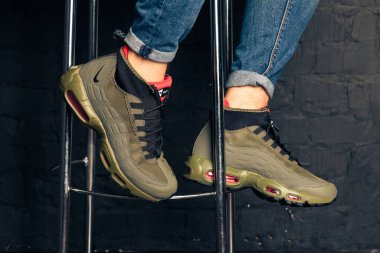 Yeni renkli ve güzel Nike Air Max koşu ayakkabıları, spor ayakkabıları, spor ayakkabıları soyut arka planda bir marka kutusu olan logoyu gösteren ayakkabılar. Spor ve günlük ayakkabı konsepti. Kyiv, Ukrayna-7 Ağustos 2018