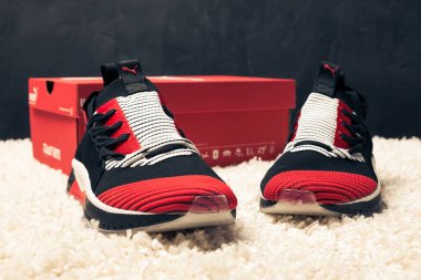 Yeni renkli ve güzel Nike Air Max koşu ayakkabıları, spor ayakkabıları, spor ayakkabıları soyut arka planda bir marka kutusu olan logoyu gösteren ayakkabılar. Spor ve günlük ayakkabı konsepti. Kyiv, Ukrayna-11 Nisan 2018