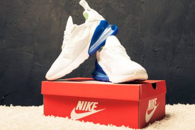 Yeni güzel renkli ve güzel Nike Air Max koşu ayakkabıları, spor ayakkabıları, spor ayakkabıları soyut arka planda bir marka kutusu olan logoyu gösteriyor. Spor ve günlük ayakkabı konsepti. Kyiv, Ukrayna-21 Ağustos 2018