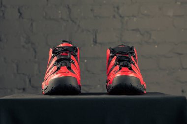 Yeni güzel renkli ve güzel Nike Air Max koşu ayakkabıları, spor ayakkabıları, spor ayakkabıları soyut arka planda bir marka kutusu olan logolar gösteriyor. Spor ve günlük ayakkabı konsepti. Kyiv, Ukrayna-8 Kasım 2017