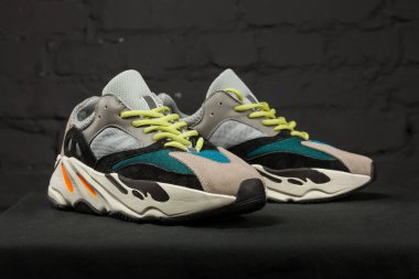 Yeni renkli ve güzel Adidas Iniki koşu ayakkabıları, spor ayakkabıları, spor ayakkabıları, spor ayakkabıları soyut arka planda bir marka kutusu olan logoyu gösteriyor. Spor ve günlük ayakkabı konsepti. Kyiv, Ukrayna-8 Şubat 2018