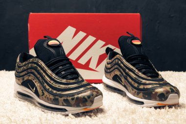 Yeni renkli ve güzel Nike Air Max koşu ayakkabıları, spor ayakkabıları, spor ayakkabıları soyut arka planda bir marka kutusu olan logoyu gösteren ayakkabılar. Spor ve günlük ayakkabı konsepti. Kyiv, Ukrayna-23 Mart 2018