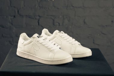 Yeni güzel renkli ve güzel Adidas Runsom koşu ayakkabıları, spor ayakkabıları, spor ayakkabıları soyut arka planda bir marka kutusu olan logoyu gösteriyor. Spor ve günlük ayakkabı konsepti. Kyiv, Ukrayna-8 Kasım 2017