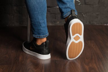 Yeni güzel renkli ve güzel Nike Air Max koşu ayakkabıları, spor ayakkabıları, spor ayakkabıları soyut arka planda bir marka kutusu olan logoyu gösteriyor. Spor ve günlük ayakkabı konsepti. Kyiv, Ukrayna-23 Ağustos 2018
