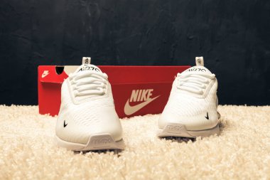 Yeni güzel renkli ve güzel Nike Air Max koşu ayakkabıları, spor ayakkabıları, spor ayakkabıları soyut arka planda bir marka kutusu olan logoyu gösteriyor. Spor ve günlük ayakkabı konsepti. Kyiv, Ukrayna-23 Ağustos 2018