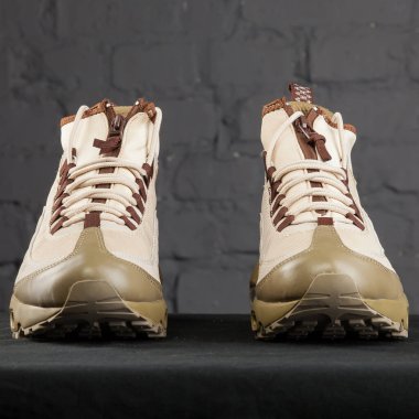 Yeni güzel renkli ve güzel Nike Air Max koşu ayakkabıları, spor ayakkabıları, spor ayakkabıları soyut arka planda bir marka kutusu olan logolar gösteriyor. Spor ve günlük ayakkabı konsepti. Kyiv, Ukrayna-9 Aralık 2017