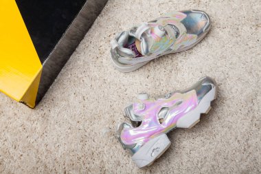 Yeni renkli ve güzel Reebok Instapump koşu ayakkabıları, spor ayakkabıları, spor ayakkabıları, spor ayakkabıları soyut arkaplanda marka kutusu olan logoyu gösteriyor. Spor ve günlük ayakkabı konsepti. Kyiv, Ukrayna-4 Nisan 2018