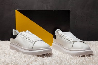 Yeni renkli ve güzel Adidas McQueen koşu ayakkabıları, spor ayakkabıları, spor ayakkabıları, spor ayakkabıları soyut arka planda bir marka kutusu olan logoyu gösteriyor. Spor ve günlük ayakkabı konsepti. Kyiv, Ukrayna-23 Mart 2018