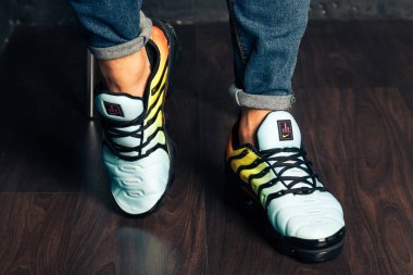 Yeni güzel renkli ve güzel Nike Air Max koşu ayakkabıları, spor ayakkabıları, spor ayakkabıları soyut arka planda bir marka kutusu olan logoyu gösteriyor. Spor ve günlük ayakkabı konsepti. Kyiv, Ukrayna-26 Ağustos 2018