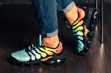 Yeni güzel renkli ve güzel Nike Air Max koşu ayakkabıları, spor ayakkabıları, spor ayakkabıları soyut arka planda bir marka kutusu olan logoyu gösteriyor. Spor ve günlük ayakkabı konsepti. Kyiv, Ukrayna-29 Ağustos 2018