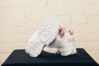 Yeni renkli ve güzel Fila Disruptor koşu ayakkabıları, spor ayakkabıları, spor ayakkabıları, spor ayakkabıları soyut arka planda bir marka kutusu olan logoyu gösteriyor. Spor ve günlük ayakkabı konsepti. Kyiv, Ukrayna - 28 Ocak 2018