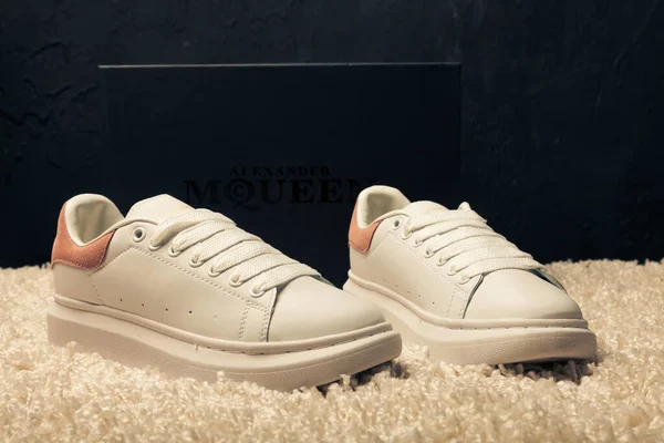 Neue Schöne Bunte Und Schöne Adidas Mcqueen Laufschuhe Turnschuhe Turnschuhe — Stockfoto