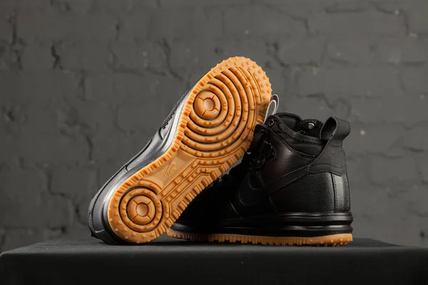 Yeni güzel renkli ve güzel Nike Air Max koşu ayakkabıları, spor ayakkabıları, spor ayakkabıları soyut arka planda bir marka kutusu olan logolar gösteriyor. Spor ve günlük ayakkabı konsepti. Kyiv, Ukrayna-8 Kasım 2017
