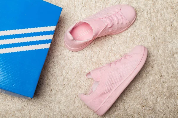 Nuove Belle Scarpe Corsa Adidas Iniki Colorate Belle Scarpe Ginnastica — Foto Stock