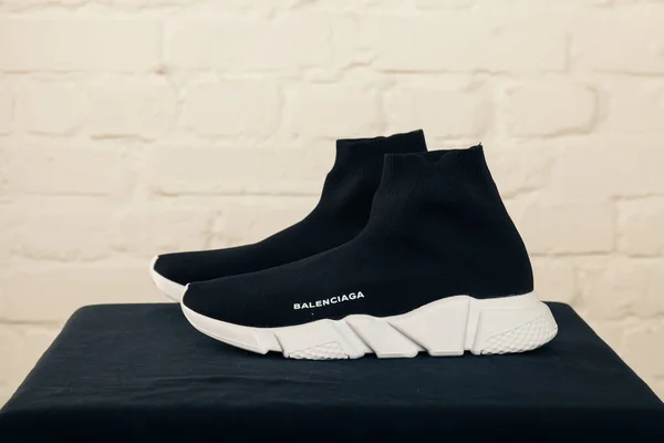 Yeni güzel renkli ve güzel Balenciaga koşu ayakkabıları, spor ayakkabıları, spor ayakkabıları soyut arka planda bir marka kutusu olan logoyu gösteriyor. Spor ve günlük ayakkabı konsepti. Kyiv, Ukrayna - 28 Ocak 2018