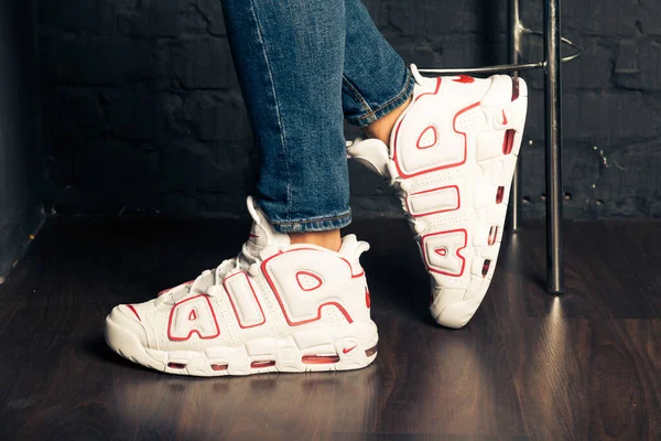 Nieuwe Mooie Kleurrijke Leuke Hardloopschoenen Sneakers Trainers Toont Het Logo — Stockfoto